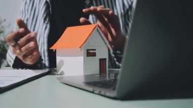 Ofiste çalışan bir adam, emlak işi kavramı..