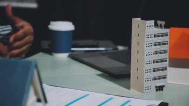 Dijital tablet kullanan işadamı