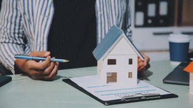 İş adamı el ele tutuşan model ev modeli ofiste