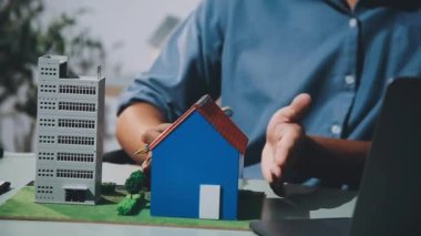 Ofis inşaatı, gayrimenkul işi ve mühendislik konseptiyle ilgili proje üzerinde çalışan mimar mühendisi.