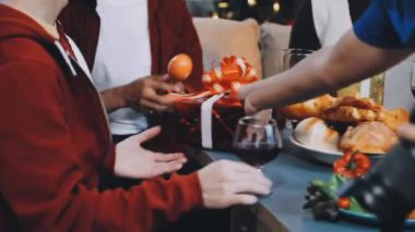 Noel 'i kutlayan ve ev partisinde eğlenen gençlerin yakın çekimi..