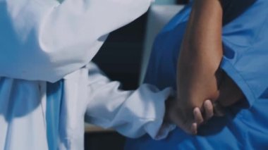 Doktor hasta elini tutarak