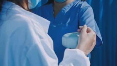 Doktor hasta elini tutarak