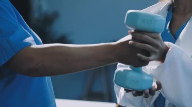 Doktor ve hasta spor salonunda.