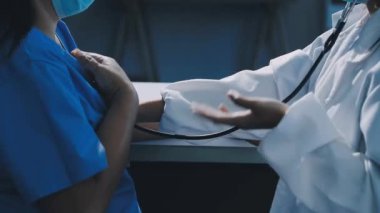 Doktor ve hemşire el ele tutuştular.