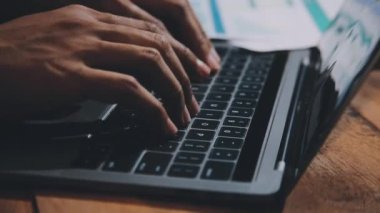 Dizüstü bilgisayarda çalışan İşadamının kapanışı