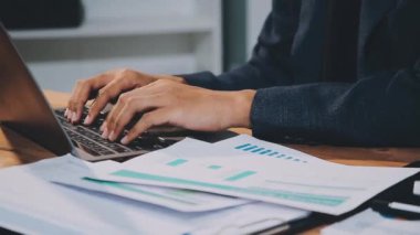 Hesap makinesi olan bir iş adamı.