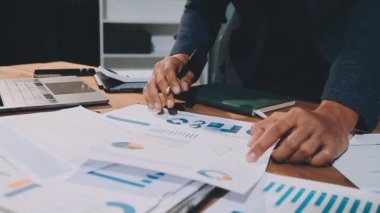 İş adamı dizüstü bilgisayar kullanıyor ve ofisteki mali verileri, iş ve finans kavramını analiz ediyor