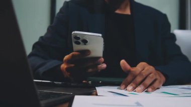 Genç işadamı akıllı telefon kullanıyor.