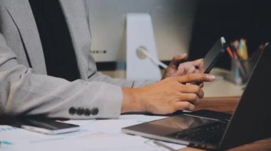 ofiste dizüstü bilgisayarda çalışan genç işadamı.