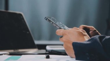 Ofiste çalışan iş adamı