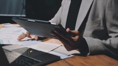 Ofisteki genç iş adamı. İşadamı bir bilgisayarın ofisinde çalışıyor.