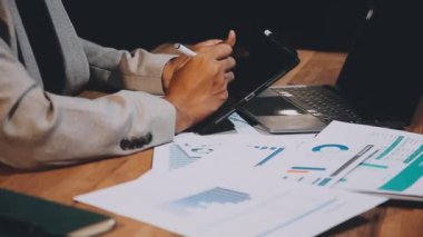 Grafiği bilgisayarla analiz eden işadamı