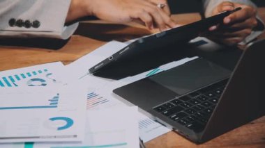 İşadamı ofiste dizüstü bilgisayarla çalışıyor.