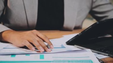 yakın plan - hesap makinesi ve kalem tutan işadamı elleri