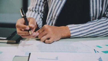 Ofis masasında mali belgelerle çalışan işadamı