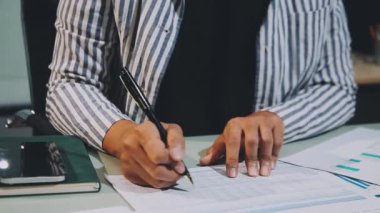 İş adamı mali verileri hesap makinesi ve hesap makinesiyle analiz ediyor