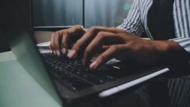 Ofisteki klavyede yazan adam, iş konsepti