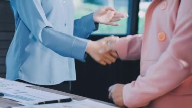 İş adamları toplantısı, takım çalışması konsepti. İki işadamı el sıkışıyor.