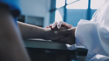 Bir hastayla ilgilenen bir doktorun ellerini kapat..