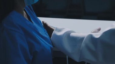 Doktor hastanede kan basıncını ölçüyor.