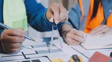 Fabrikada çalışan genç mühendis. Mühendis inşaat projesinde çalışıyor.