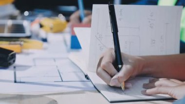 Dijital tablet kullanan bir mühendisin yakın çekim görüntüsü