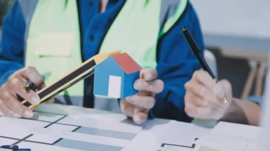 İnşaat alanı ve inşaat projesinin planlarını elinde tutan mühendis veya mühendis veya mühendis kadın.