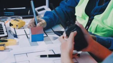 Dijital tablet kullanan mühendisin yakın çekim görüntüsü