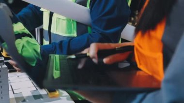 Bir kafede dizüstü bilgisayarda çalışan genç bir kadın.