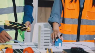 Depoda tablet bilgisayarı olan üniformalı genç bir kadın. dağıtım hizmeti, lojistik ve dağıtım kavramı.