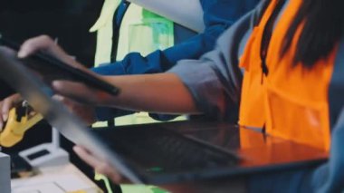 Atölyede tablet bilgisayarı olan bir işçi.