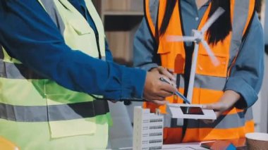 Üniforma mühendisi ve mühendis fabrika odasındaki radyo sisteminin kontrolünü kontrol ediyor.