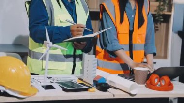 İnşaat alanında çalışan mühendis, mühendis ya da mühendis. İnşaat alanı, mühendis ve mühendislik konseptinde çalışan mühendis veya mimar..