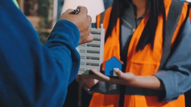 Üniformalı genç kadın kontrol listesi