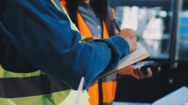 Kapalı - elinde tabletle kadın işçiye yakın çekim