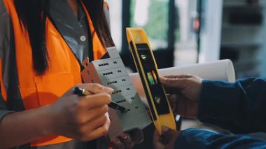 Ellerinde bant, inşaat konsepti olan işçilere yakın çekim.