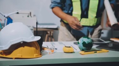 İnşaat ya da emlak sektöründe mimarlık ya da mühendislik bürosunun planlarıyla çalışıyor.