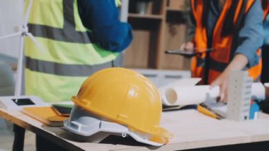 İnşaat alanında çalışan mühendis, mimar ya da mimar. Ofiste planları var. inşaat kavramı