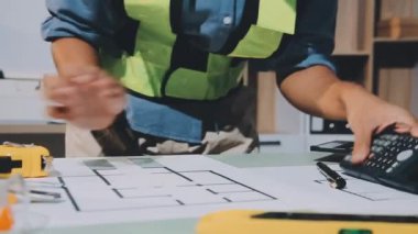 Ofis, mühendislik ve mühendislik tasarım kavramında dizüstü bilgisayar ve planla çalışan mühendis veya mimar.