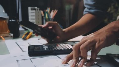 Ofiste dijital tablet kullanan genç erkek tasarımcı