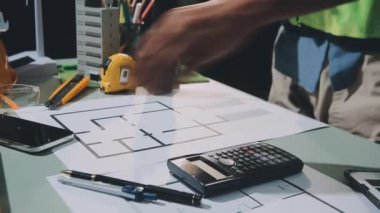 Masa başında çalışan mimar