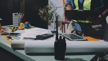 Genç adam mühendis ofiste proje üzerinde çalışıyor.