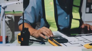 Mühendis inşaat projesinde çalışıyor.