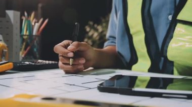 Fabrikada çalışan genç bir mühendis..