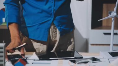 Çizim için dizüstü bilgisayar kullanan adam