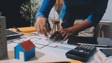 Emlakçı, evin anahtarlarını genç adama veriyor.