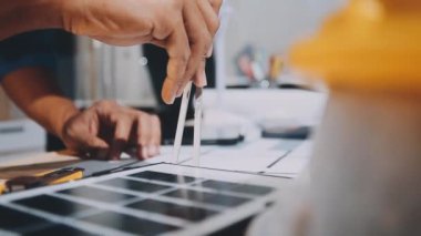 Atölyede çalışan adam, kapat.