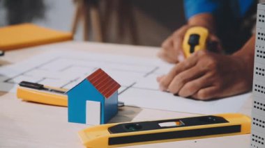 Evle çalışan adam.