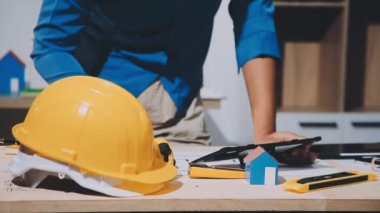 İnşaat işçisi ya da üniformalı inşaatçı, aletleri olan, inşaat ya da evde çalışan